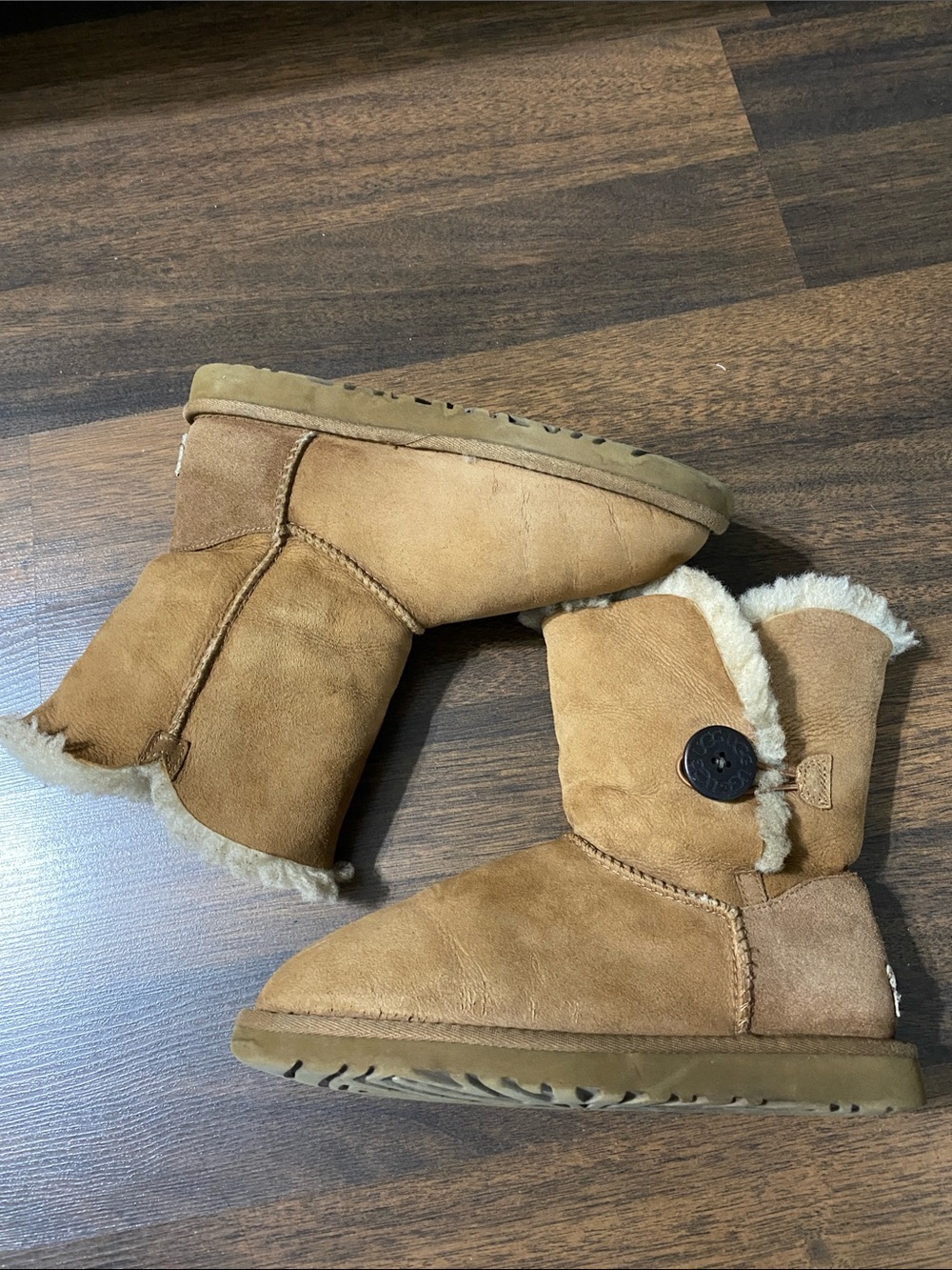 UGG Bailey Button Boot - Chestnut Size 6 - Picture 5 of 15
